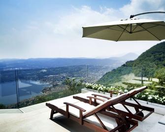 Villa Luna Stunning Modern Villa Shared Infinity Pool, Big garden, Fantastic lake view,AC, - Salò - Ban công
