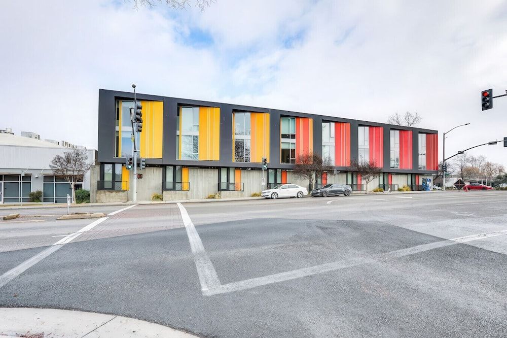 Modern Artist Loft Canvases Coffee and Comfort - סקרמנטו - בניין