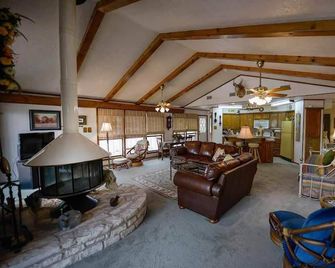 If you are a river enthusiast, than 6 Oaks on the Blanco! - Wimberley - Вітальня