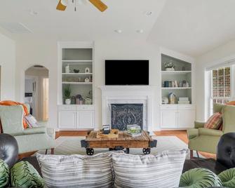 Josephine's Cottage: Peaceful Getaway Near DC - Marshall - Living room