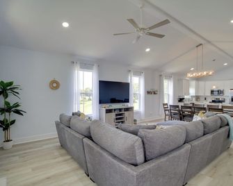 Sunny Gulfport Vacation Rental Walk to Beaches! - Gulfport - Living room