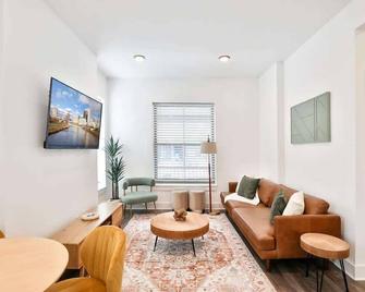 Columbus Oasis w Pool Table Near Downtown - Columbus - Living room