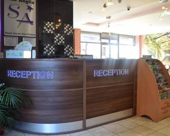 Globe Hotel - Colchester - Front desk