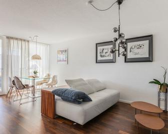 Exquis 2br Luxus Apartment Rolf Benz I Parken I Netflix I Stadtmitte I Familienfreundlich I Mercedes-Benz - Böblingen - Wohnzimmer