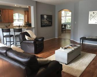 Available now! Quiet cul-de-sac in The Woodlands, Huge fenced backyard - The Woodlands - Living room