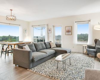 Calm At The Coast - Westport - Living room