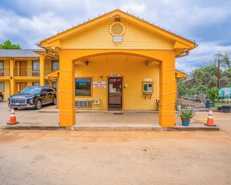 Regency Inn By OYO Rockdale Tx - Rockdale - Building