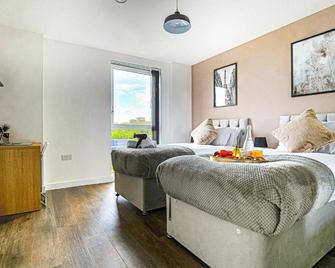 Penthouse Apartment - City Centre - Free Parking, Balcony, Fast Wifi and Smart TV with Netflix by Yoko Property - Milton Keynes - Bedroom