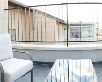 A luxurious 5-bedroom house in the fabulous RBS A. - Bet Shemesh - Balcón