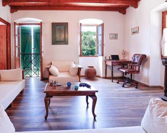 Kefalonia Vintage Home: Traditional Villa in Fiscardo. Pet-Friendly! - Maggano - Sala de estar