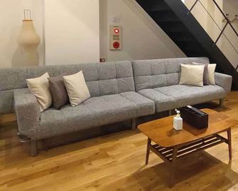 b hotel Kaniwasou 301 Minute walk from Miyajima Pier for 11ppl - Miyajima - Wohnzimmer