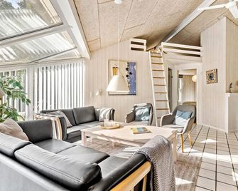 Gorgeous Home In Glesborg With Kitchen - Fjellerup Strand - Sala de estar