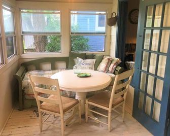 Cutest Cottage Near Beach! 135 Summers Old! Walk Everywhere! - Grand Haven - Dining room
