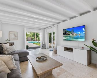 Ft Lauderdale Las olas Oasis, near DT/Beaches heated pool - Fort Lauderdale - Living room
