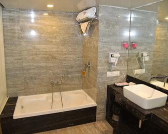Kumar Resort By Turtle, Lonavala - Lonavala - Bathroom