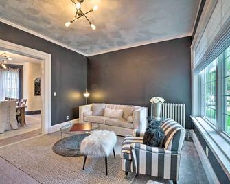 Historic Westfield Home 2 Mi to Lake Erie! - Westfield - Sala de estar