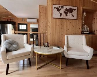 Cozy 4bd with the gym, sauna, hot tube seasonal pool - Greentown - Living room