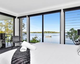 On The Waters Edge at Fishing Point - Fishing Point - Bedroom