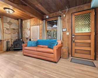 The Knotty Cabin in Kings Canyon National Park - Miramonte - 客廳