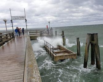 Separate vacation apartment close to the sea (800m) in Wustrow, quiet central location, WLAN - Ostseebad Wustrow - Strand