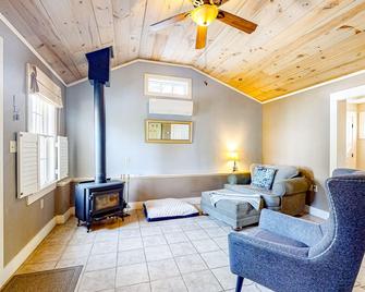 Classic, dog-friendly home with prime location 1 block from Main Street - Bucksport - Living room