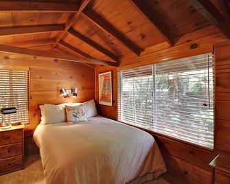 Casa Luna ~ Charming Vintage Cabin Retreat on the River, Spa, Dog Friendly! - Guerneville - Bedroom
