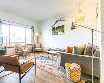 Updated Eagle Crest Townhouse with resort amenities. Family friendly. Pond view! - Redmond - Living room