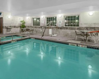 Baymont by Wyndham Minot - Minot - Kolam