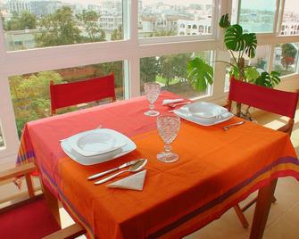 Beach, Surf and Lisbon. Enjoyable apartment with WiFi in Costa da Caparica. - Costa da Caparica - Jadalnia