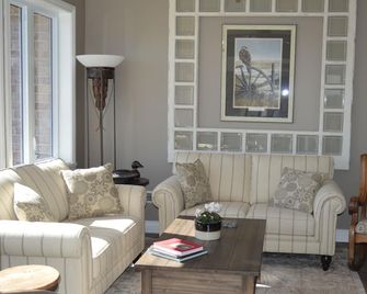 Wenzler's Landing B&B - Wheatley - Living room