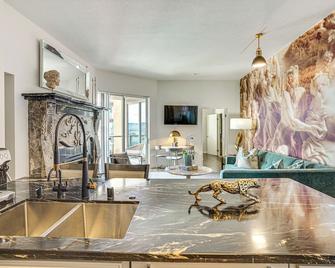 Luxe Long Beach Condo w/ Pool: 1 Mi to Shoreline! - Long Beach - Wohnzimmer
