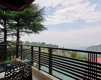 Treebo Roshan House with Valley View - דרמאסאלה - מרפסת