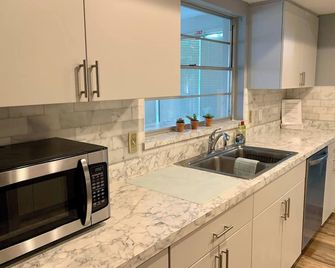 Lovely 3BR 2Bath Fenced Yard Walk to Eagle Lake Park - Clearwater - Cocina