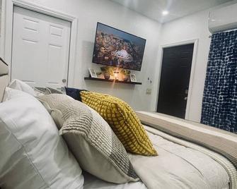 Modern style home with your own private entrance and Bathroom , Free WIFI avail - Sunrise