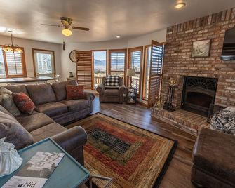 Rhode's Hideaway- Dog Friendly, Minutes to Salida, Close to Monarch - Salida - Living room