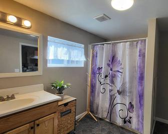 Beautiful and also conveniently located. - Fulton - Bathroom