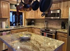 Teton Village Townhouse, Mountain views, Walk to Ski Slopes - Teton Village - Kitchen