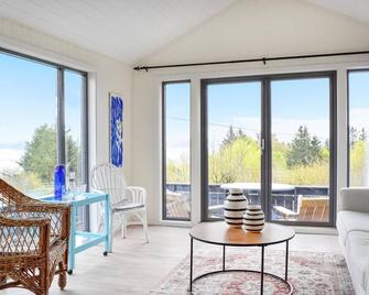 Beautiful Home In Kopervik With Wifi And 3 Bedrooms - Kopervik - Living room