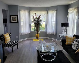 Gorgeous, Spacious, Clean, Comfortable Stay, Close to Six-Flags - Douglasville - Living room