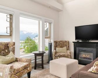 Penthouse Lake Home 3br Amazing View - Hope - Huiskamer