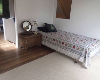 Bach in quiet bush setting with sea views - Great Barrier Island - Bedroom