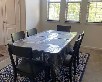 Cheerful and bright 4 bedroom 3.5 bath townhouse - Morgan Hill - Ruokailuhuone