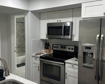 Cozy 2-bedroom condo in welcoming Upper Marlboro with AC, WiFi. - Upper Marlboro - Cocina