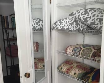 Large Apartment In The Heart Of Marquette W/ Cable & Wifi! Pet Friendly! - Marquette - Room amenity