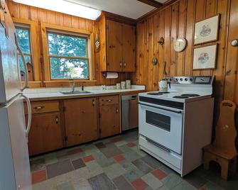 Cozy lakeside cottage. - Isle La Motte - Kitchen