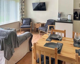 A lovely contemporary getaway, just a few steps away from the beautiful beach. - Mundesley - Living room