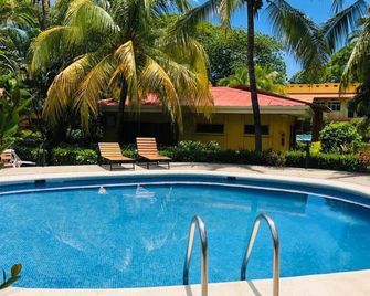 Parti Gras Hotel & Villas en Playa Potrero - Potrero - Pool