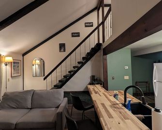 Newly Updated Chalet: Cozy Comfort w/ Ski Mountain Views - Cortland - Living room