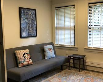Sunny, Newly Renovated Family-Friendly 2 Bedroom Garden Apartment For Rent - Nueva York