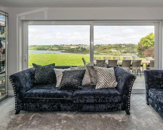 Marina views, Kinsale, Hosted by Exquisite holiday homes, sleeps 20 - Kinsale - Living room